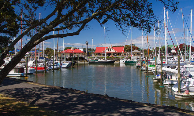 La marina de Whangarei abrite de nombreux voiliers.