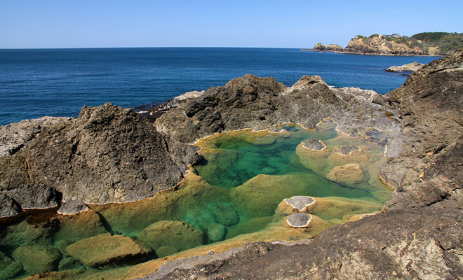 The mermaid pools are filled at high tide and the water heats in the sun to accommodate swimmers. Beware, however, because access to the Mermaid Pools is not easy.