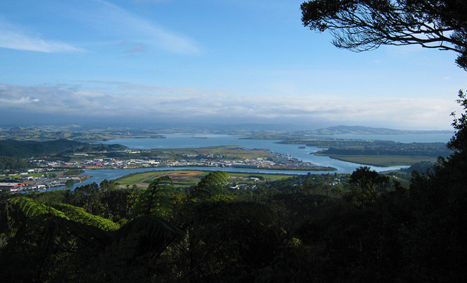 To admire Whangarei and the whole region, you can climb Mount Parihaka on foot or by car. A World War II memorial stands at the top.