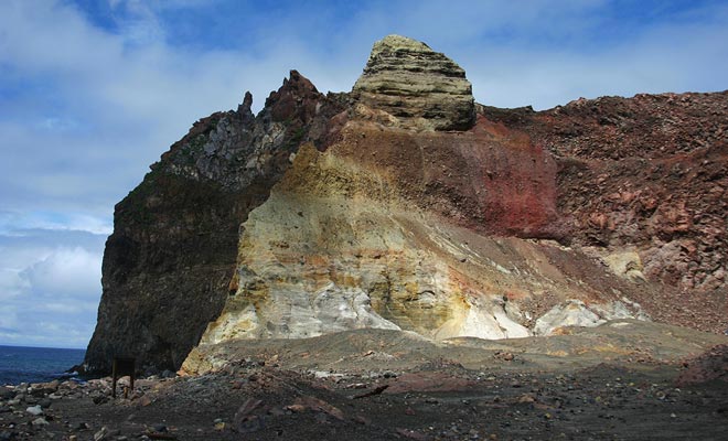 It is the exceptional acidity released by the fumaroles that explains the red color of the rock.