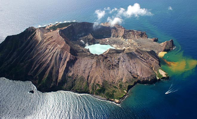 The sulfur that flows from the White Island volcano colors the sea in yellow.