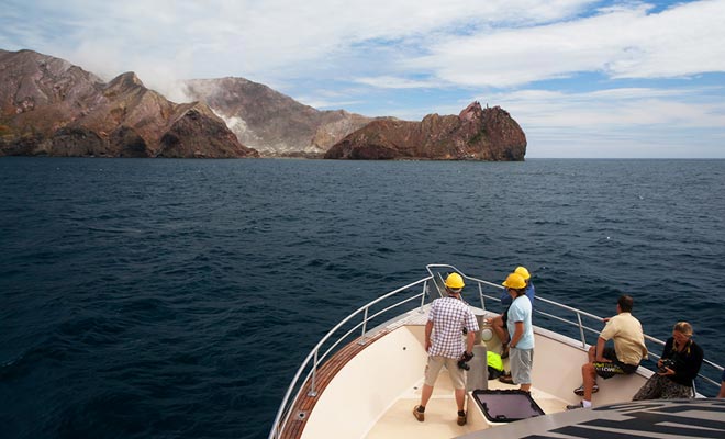 Only one company is allowed to go to the island. The Pee Jay V keeps its distances with the volcano and it will be necessary to disembark in zodiac.