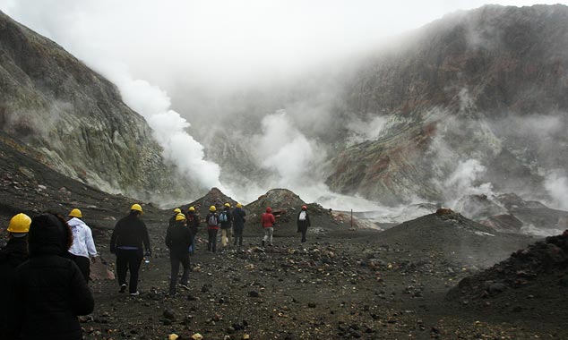 Start of the visit in single file in the crater.