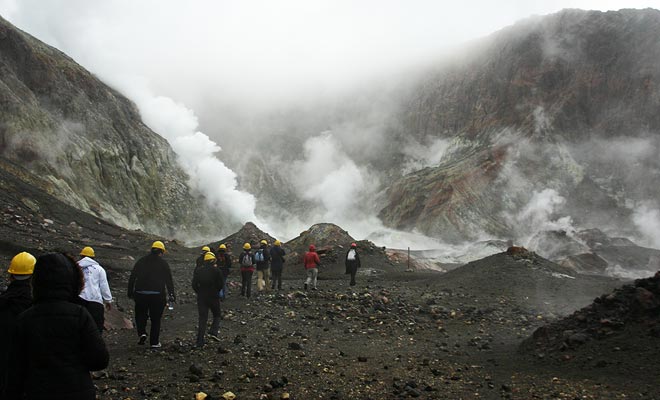 Visitors wear a yellow helmet. They are framed by two guides with a red helmet so that they can be easily recognized.