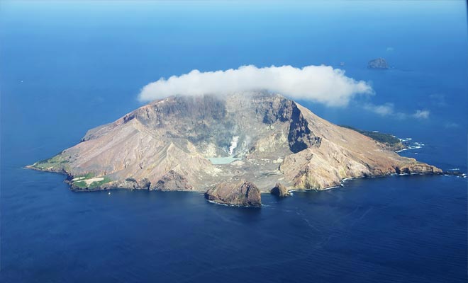 The originality of the volcano of White Island is to present a crater open at sea level. This makes it the easiest volcano to visit in the world since it can be explored without having to climb it.