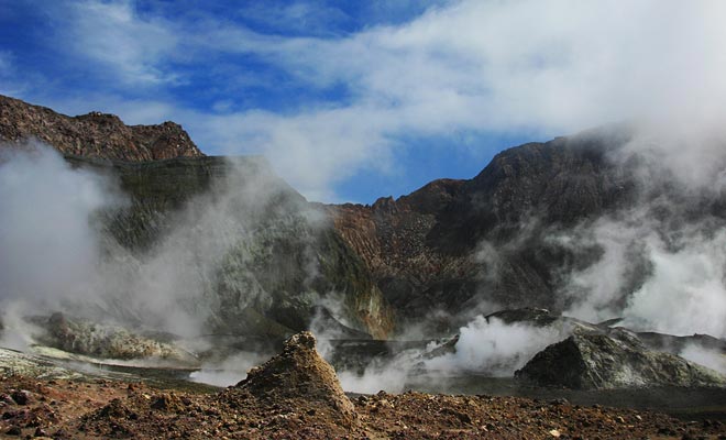 The central crater is on the program of the visit. It has a burning lake that we approach with caution.