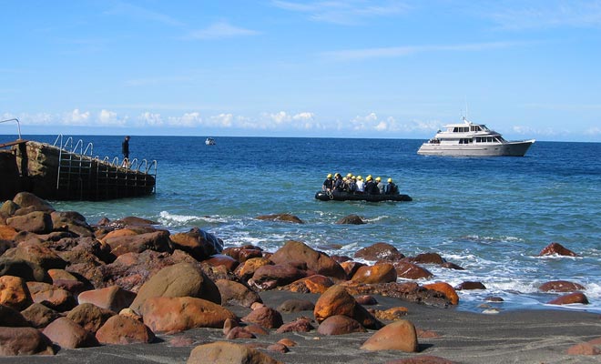 Vessels do not approach the pontoon. It will be necessary to complete the journey aboard a zodiac.