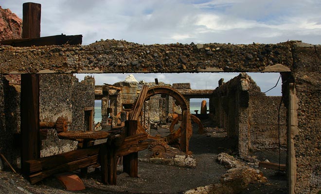 The sulfur plant is in ruins and corrosion devours it little by little. Some will say that it is slowly digested by the volcano.