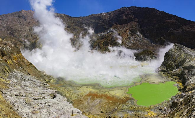 The water in the central lake is highly acidic and toxic. It approaches 66 ° C and the steam that emerges from it requires a gas mask.