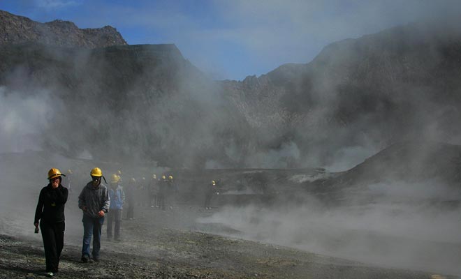 A gas mask is distributed to all participants. You can wear it for your comfort (if you are asthmatic for example) or when the guide requires it. It is essential at the level of the central lake.