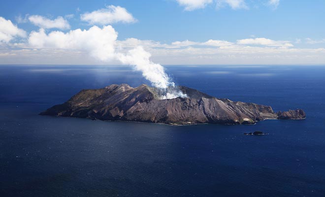The white cloud above White Island does not indicate an eruption. These are the vapors that rise from the central lake.