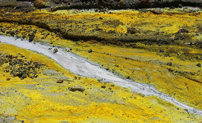 The volcano offers a striking contrast with the colors we are used to see in nature.