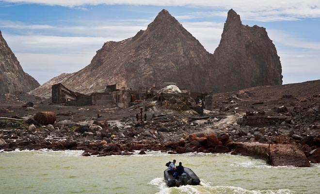 In addition to visiting the volcano, it is possible to register for scuba diving. The zodiac will pick you up afterwards.