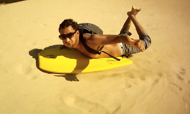 Descente d'une dune géante sur une planche de surf !