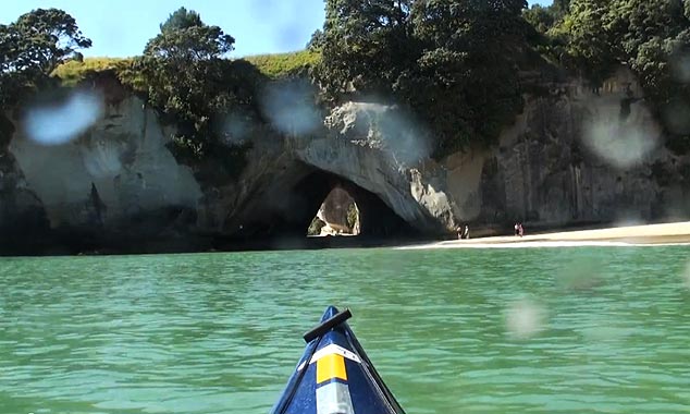 Approche de l'arche de Cathedral Cove en kayak.