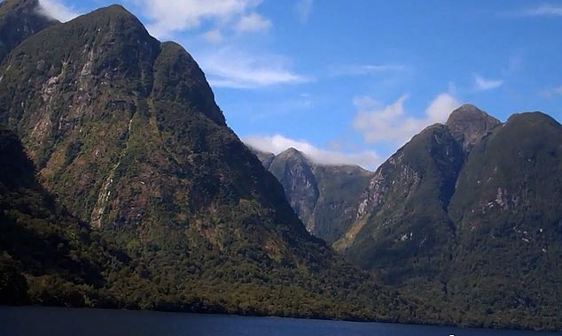 Le capitaine coupe les moteurs et demande le silence à bord...