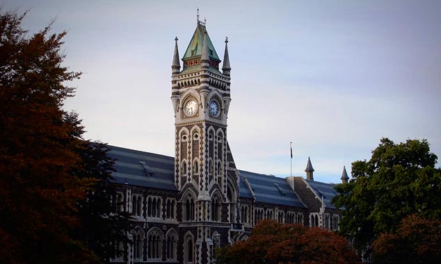 The bells of the tower of the Registry Building call students.