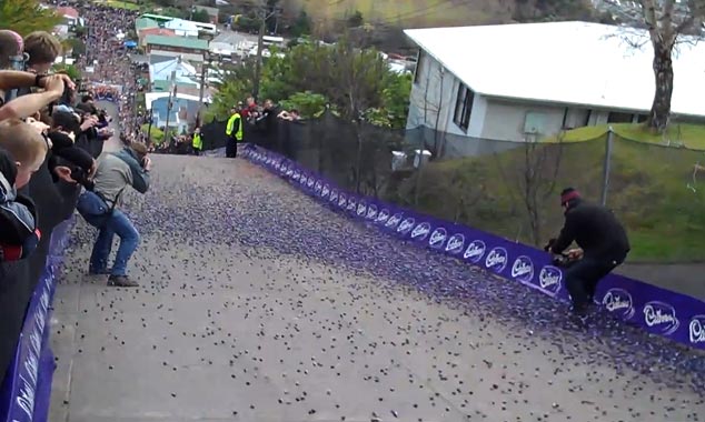 Les bonbons jaffas dévalent la pente raide de Baldwin St.