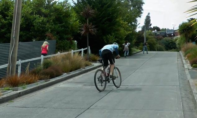 Grimper Baldwin Street à vélo représente un véritable challenge !