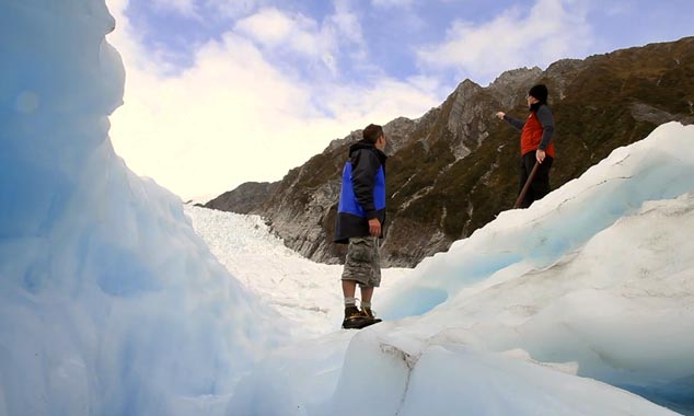 Exploration des grottes de glace avec un guide enthousiaste.