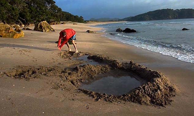 Un parfait exemple de spa creusé dans le sable.