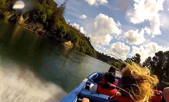 To get to the Huka Falls, you can take part in an excursion aboard the Huka Falls Jet.