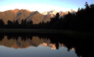 The reflection of the mountains is explained by the color of the bottom of the lake. The reflection is striking and one would think to be in front of a mirror.