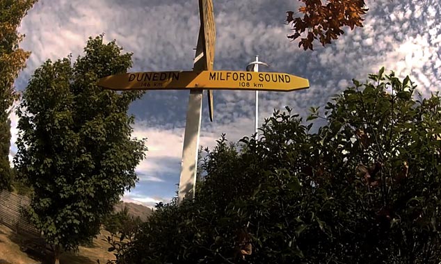 David réalise un survol du Fiordland en Base Jump.