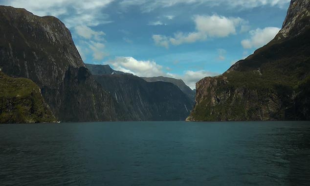 Une croisière sur les eaux sombres du fjord filmée par un voyageur.