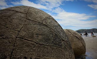 This audio-guide explains the formation of boulders using a scientific approach.