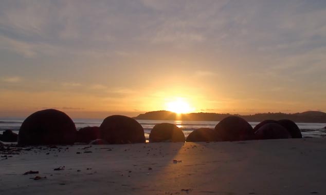 Un roadtrip bien filmé qui passe par la plage de Moeraki.