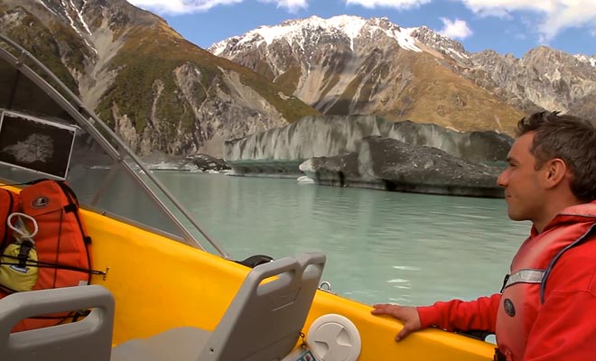 Glacier Explorers invites you to discover the icebergs of the glacial lake aboard a zodiac.
