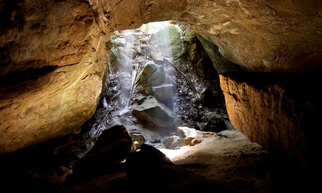 La Fox River Tourist Cave se visite avec un guide.
