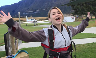 Nadine vous invite a assister à son saut en parachute en Nouvelle-Zélande.