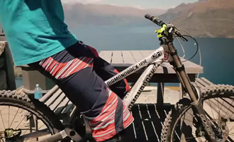 It takes a good technical level to practice fast mountain bike descents.