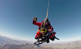 Si vous ne savez toujours pas où sauter en parachute en Nouvelle-Zélande cette vidéo spectaculaire devrait vous convaincre de le faire au dessus de Paradise Valley.