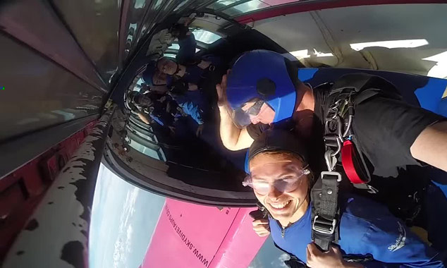 Full immersion with this parachute jump filmed by an attendant.