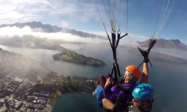 Un survol en tandem de Queenstown et du lac Wakatipu en parapente.