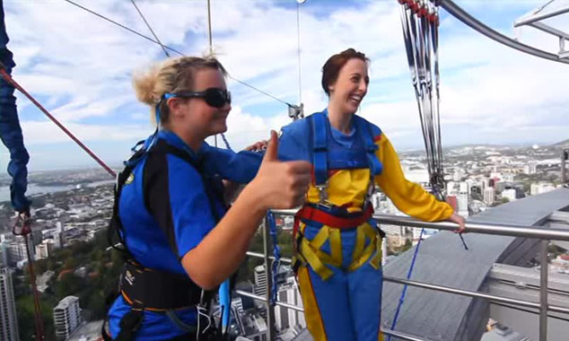 Le Sky Jump permet de sauter du haut de la Sky Tower d'Auckland (192 m).