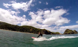 A film dedicated to the beach of Piha, famous for hosting the shooting of the film entitled The piano lesson.