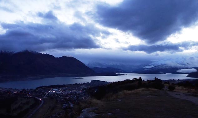 Magnifique timelapse de la ville et du lac.